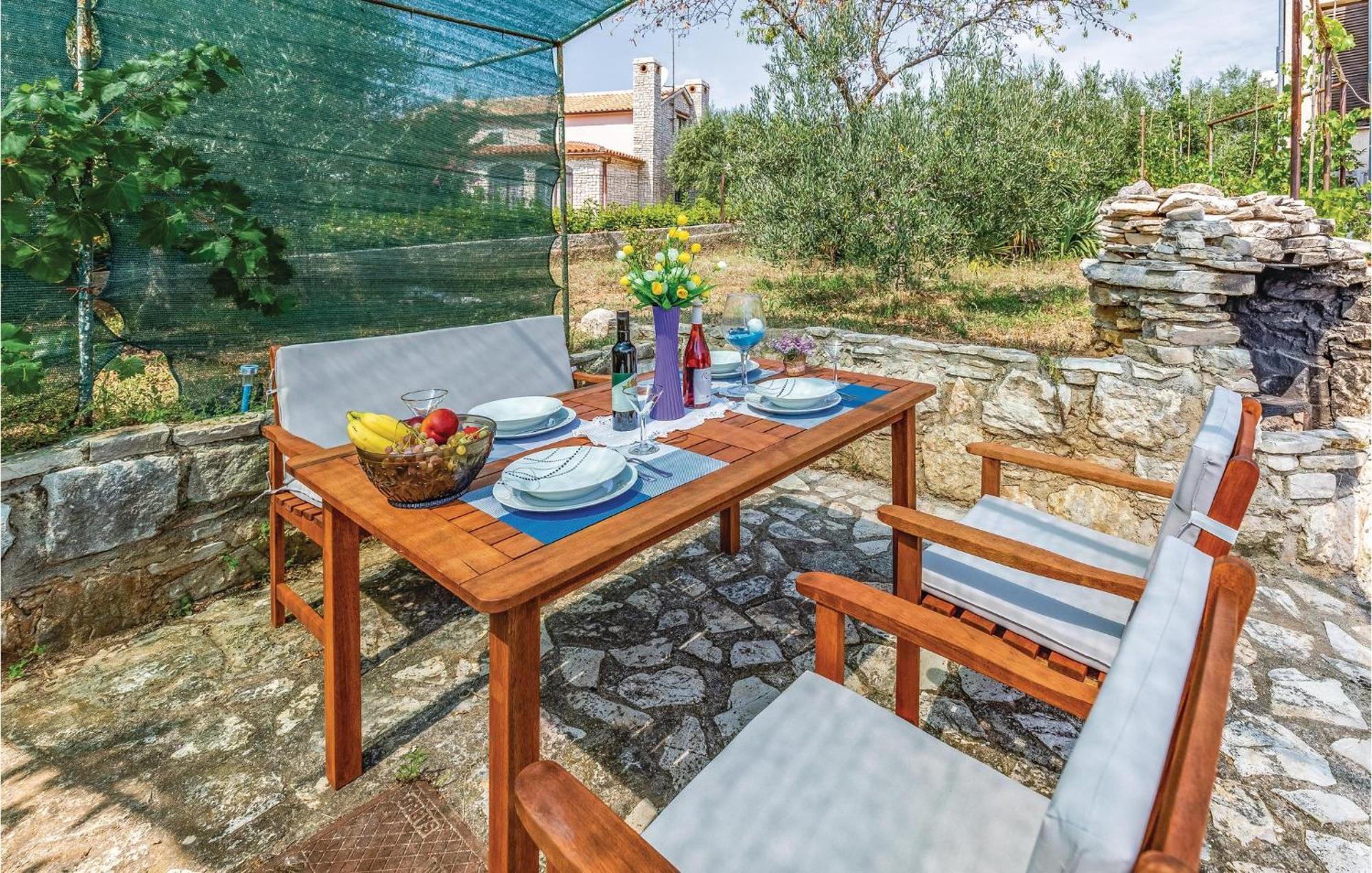 2 Bedroom Awesome Apartment In Vinkuran Exterior photo